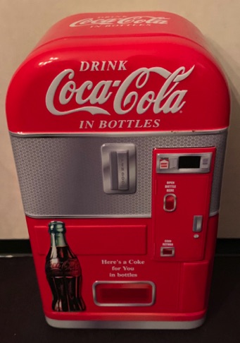 76148-1 € 8,00 coca cola voorraadblik in vorm koelkast 18x10x6 cm.jpeg